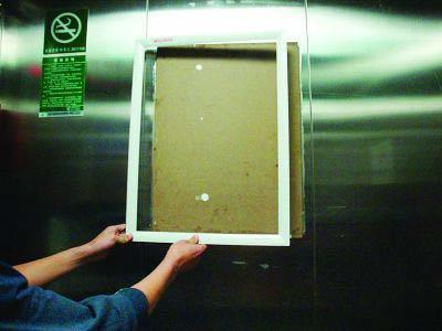 電梯廣告異味擾民，居民一怒砸毀廣告牌引關(guān)注